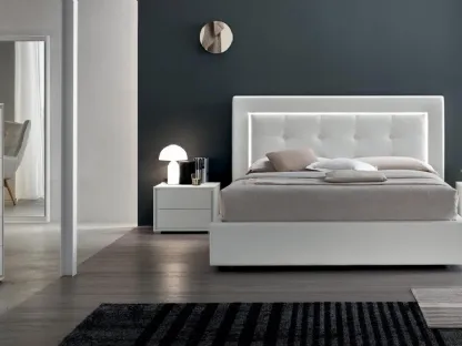 Letto matrimoniale con testiera classica in lavorazione capitonné con luce integrata Deo Light di Maronese Acf